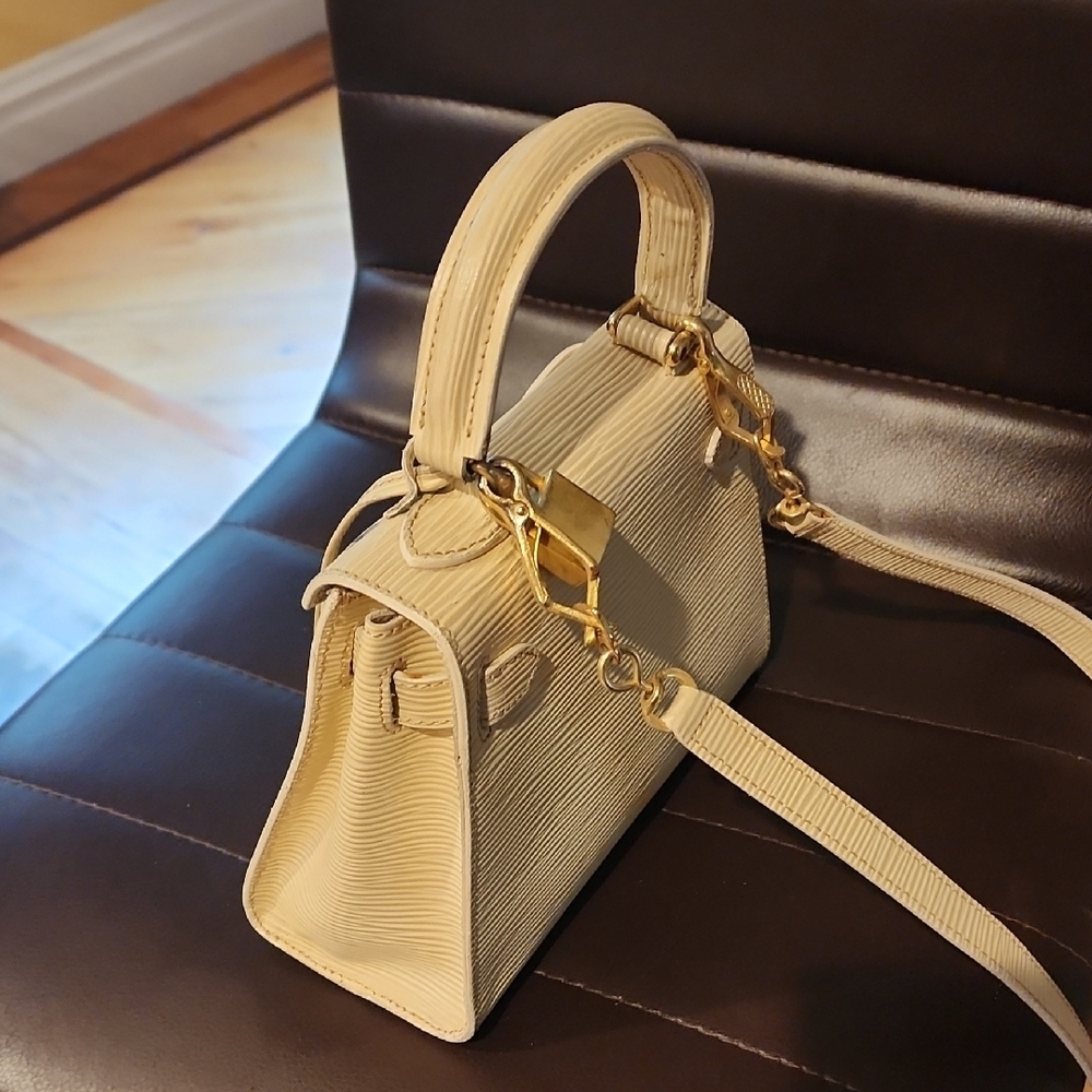 🤍✨Chic Beige Mini Structured Bag – Top Handle & Crossbody - Picture 3 of 3